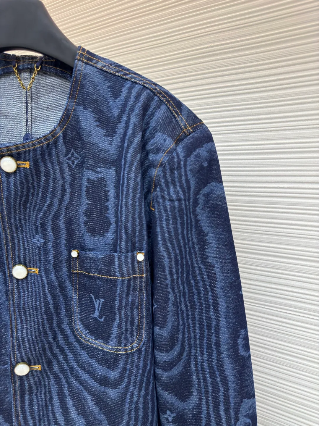 LOUISVUITTON tree pattern denim jacket ●Authentic product: Purchased and developed by 29165 ●Item number: 1680103-B85 ●Fabric: denim fabric ●Technology: printing production ●Version: fitted version ●Weight: about 910 grams ●Size: 46-48-50-52 ●Description: The upper body effect refers to the FW25 early autumn men's series collarless denim rivet full-width logo printed long-sleeved denim jacket for men in blue. This collarless jacket is paved with denim cloth with the LV Moiré pattern, and the Monogram logo is implicitly integrated into it, creating a silky texture. The Marque L.Vuitton DéPosée nubuck label rests on the back for a modern look paired with matching jeans. The overall wiring is straight and delicate, the fabric is comfortable and soft, and the color is consistent without color difference. It can be matched with the same style to create a fashionable look and control various occasions. Customized accessories, complete with three standards, same style for men and women!